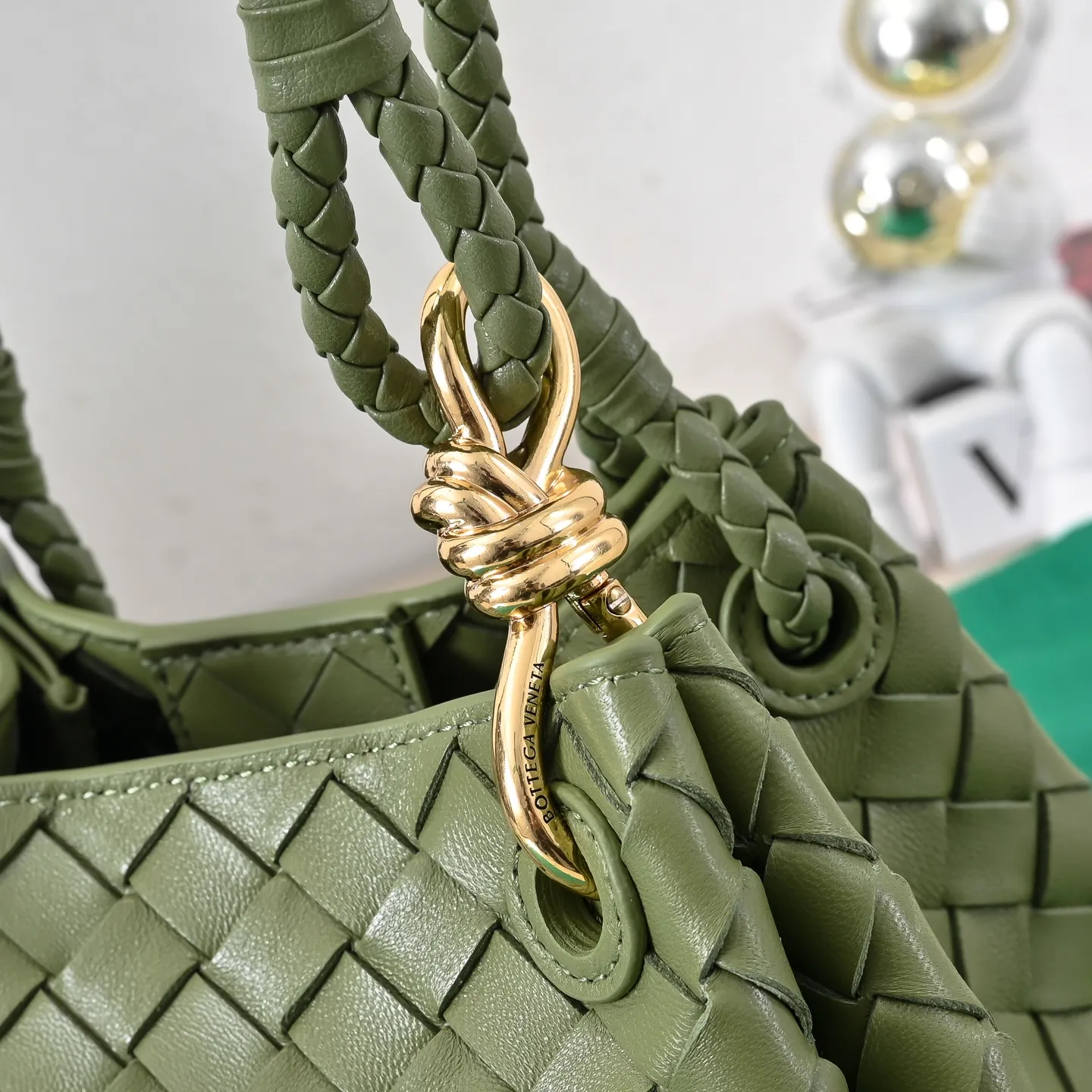 Batch 1760 BV home is new! Andiamo combines Bottega Veneta archives parachute handbags to inherit retro elements and integrate modern trends. The same style as Shu Qi's Beijing Night. It is a continuation of the classic bag. It has three functions: hand carry, shoulder and cross-body. It is embellished with metal brass knot buckles. The capacity of the small one is amazing. It can easily hold sunglasses in a box/small bottle of water/powder powder/charger and other daily necessities when going out. The upper body is versatile. Style number: 6569 Size: 21*17*16.5cm